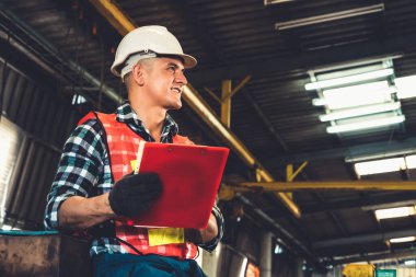 İş prosedürü kontrol listesi için pano ile çalışan imalat işçisi .