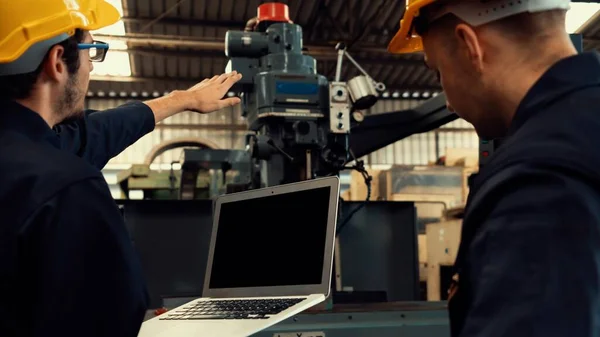 Abile operaio di fabbrica che lavora con il computer portatile per fare procedura lista di controllo . — Foto Stock