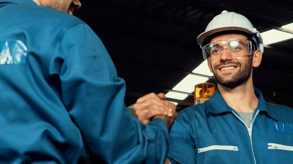 Dois engenheiro de fábrica hábil ou trabalhador mostrando trabalho em equipe e parceria . — Fotografia de Stock