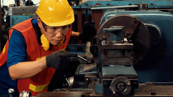 Travailleur d'usine compétent ou ingénieur faire le travail de la machine dans l'atelier de fabrication — Photo