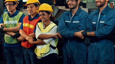 Fabrikadaki takım çalışmasını gösteren becerikli bir işçi bir arada duruyor. .