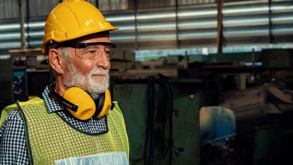 Senior hábil trabajador de la fábrica o ingeniero primer plano retrato en fábrica — Foto de Stock