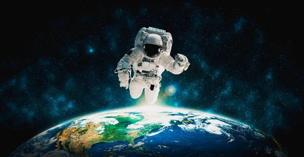 Космічний апарат "Астронавт" робить космічну прогулянку під час роботи на космічній станції — стокове фото