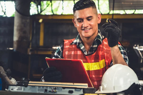 Trabajador de fabricación que trabaja con portapapeles para hacer la lista de verificación del procedimiento de trabajo . — Foto de Stock