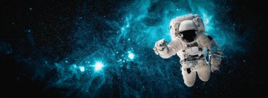 Astronot uzay yürüyüşü yaparken uzay istasyonu için çalışır.