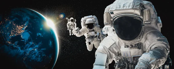 Astronaut ruimtevaarder doen ruimtewandeling tijdens het werken voor ruimtestation — Stockfoto