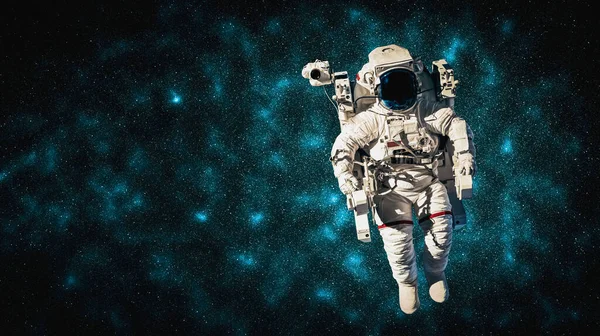 Kosmita astronauta zrobić spacery kosmiczne podczas pracy dla stacji kosmicznej — Zdjęcie stockowe