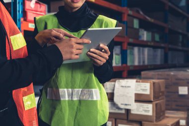 Depoda çalışan kadın bir depo işçisi.