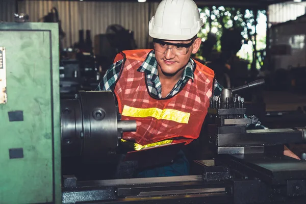 Розумний працівник заводу або інженер роблять машину роботу в виробничому цеху — стокове фото