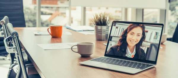 Réunion des gens d'affaires par vidéoconférence sur un lieu de travail virtuel ou un bureau distant — Photo