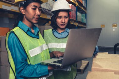 Depoda çalışan kadın bir depo işçisi.