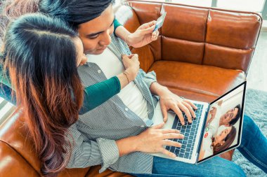 Covid-19 Coronavirus sırasında evde güvende kalırken aile içi mutlu video çağrısı