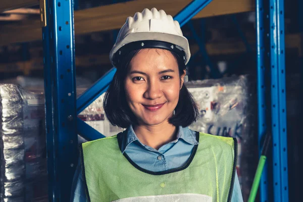 Portrait de jeune femme asiatique ouvrière d'entrepôt souriant dans l'entrepôt — Photo