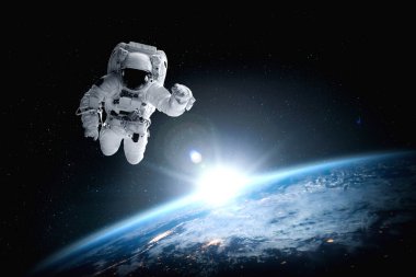 Astronot uzay yürüyüşü yaparken uzay istasyonu için çalışır.