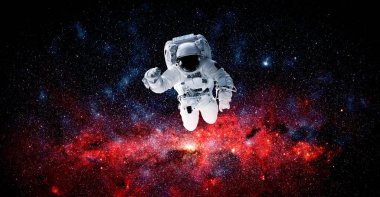 Astronot uzay yürüyüşü yaparken uzay istasyonu için çalışır.