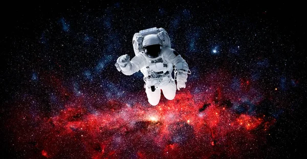 Astronauten-Raumfahrer machen Weltraumspaziergang während er für Raumstation arbeitet — Stockfoto