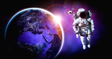 Astronot uzay yürüyüşü yaparken uzay istasyonu için çalışır.