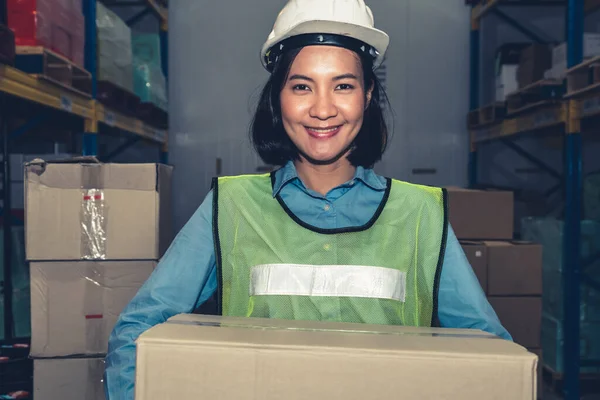 Portrait de jeune femme asiatique ouvrière d'entrepôt souriant dans l'entrepôt — Photo