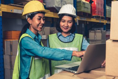 Depoda çalışan kadın bir depo işçisi.