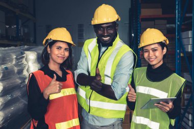 Depodaki mutlu depo çalışanının portresi.