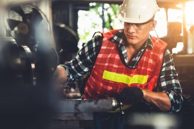 Akıllı fabrika işçisi veya mühendisi bir imalat atölyesinde makine işi yapıyor.