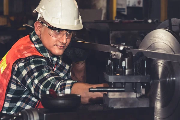 똑똑 한 공장 노동자나 기술자 가 공장에서 기계 작업을 한다 — 스톡 사진