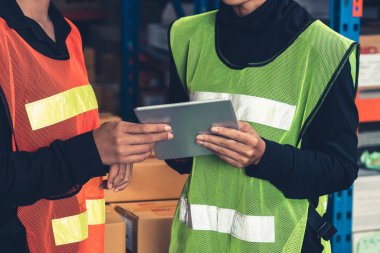 Depoda çalışan kadın bir depo işçisi.