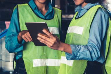 Depoda çalışan kadın bir depo işçisi.