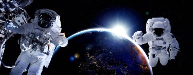 Astronot uzay yürüyüşü yaparken uzay istasyonu için çalışır.