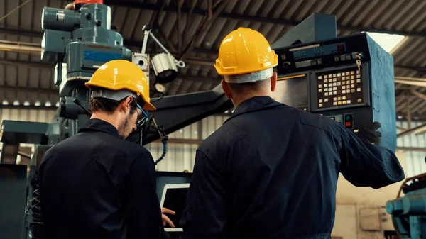 Bir grup yetenekli fabrika işçisi atölyede makine ekipmanı kullanıyor. — Stok fotoğraf