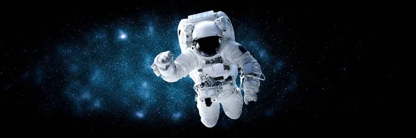 Astronauta astronauta hacer caminata espacial mientras trabaja para la estación espacial —  Fotos de Stock