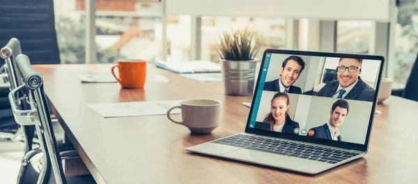 Réunion des gens d'affaires par vidéoconférence sur un lieu de travail virtuel ou un bureau distant — Photo