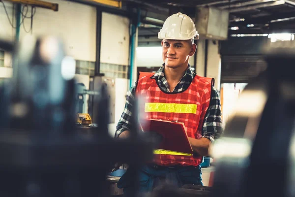 Lavoratore manifatturiero che lavora con gli appunti per fare la lista di controllo della procedura di lavoro . — Foto Stock