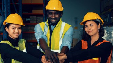 Depodaki mutlu depo çalışanının portresi.