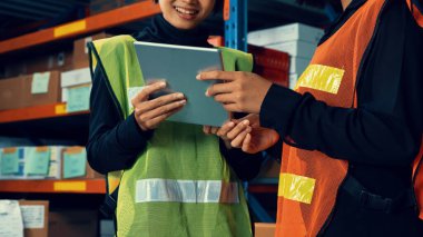 Depoda çalışan kadın bir depo işçisi.