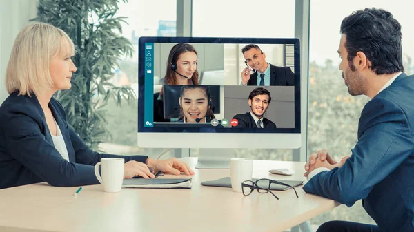 Videosamtal grupp affärsmän möte på virtuell arbetsplats eller fjärrkontor — Stockfoto