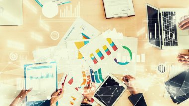 Kurumsal personel toplantısında iş adamlarının yaratıcı görüntüsü