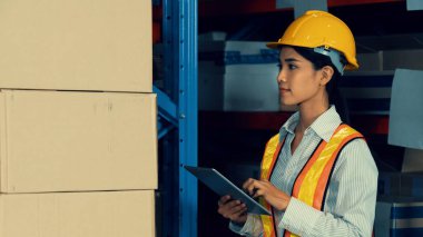 Depoda çalışan kadın bir depo işçisi.