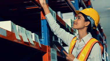 Depoda çalışan kadın bir depo işçisi.