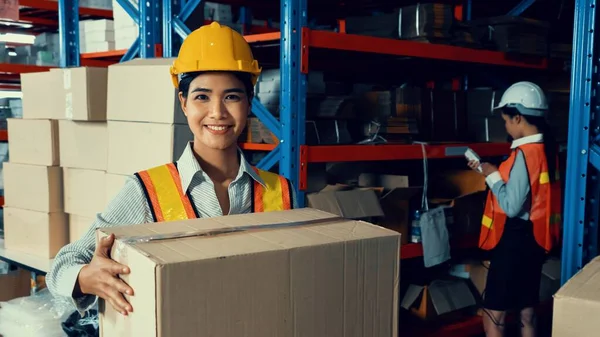 Retrato de jovem mulher asiática do armazém trabalhador sorrindo no armazém — Fotografia de Stock