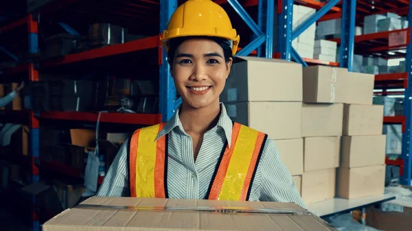 Portret van jonge Aziatische vrouw magazijn werknemer glimlachen in het magazijn — Stockfoto
