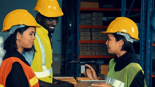 Travailleur de l'entrepôt travaillant ensemble dans l'entrepôt — Photo