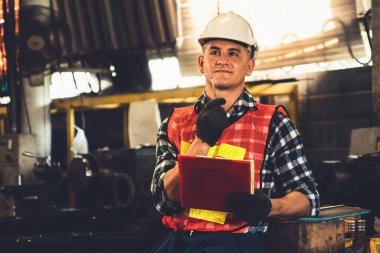 İş prosedürü kontrol listesi için pano ile çalışan imalat işçisi .