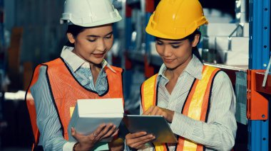 Depoda çalışan kadın bir depo işçisi.