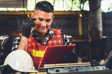 İş prosedürü kontrol listesi için pano ile çalışan imalat işçisi .