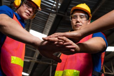 Becerikli fabrika işçilerinden oluşan ekip birlik ve destek gösteriyor.