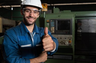 Genç yetenekli fabrika işçisi ya da mühendis fabrikada portre yakın plan