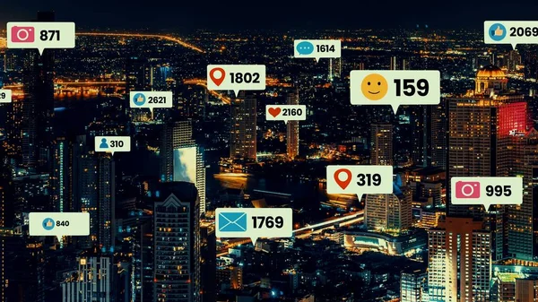 Le icone dei social media sorvolano il centro della città mostrando la connessione di coinvolgimento delle persone — Foto Stock