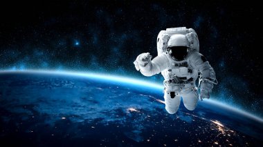 Astronot uzay yürüyüşü yaparken uzay istasyonu için çalışır.