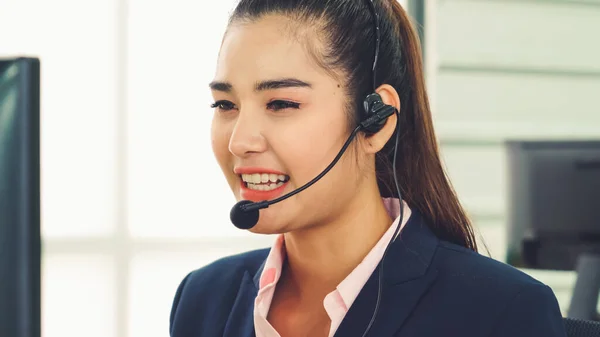 Obchodníci nosí sluchátka pracující v kanceláři — Stock fotografie